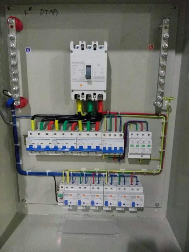 跟著師傅學做配電箱，看到師傅的手藝，我不好意思開始