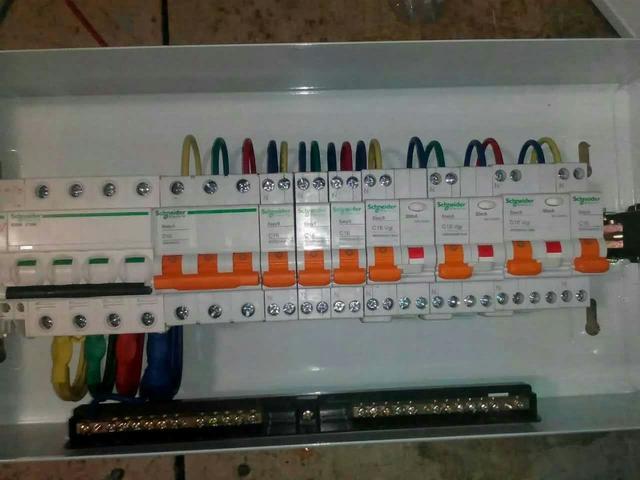 跟著師傅學做配電箱，看到師傅的手藝，我不好意思開始