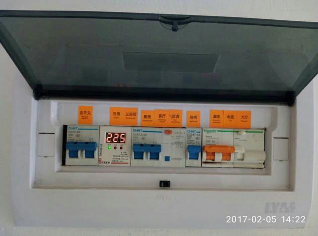 跟著師傅學做配電箱，看到師傅的手藝，我不好意思開始