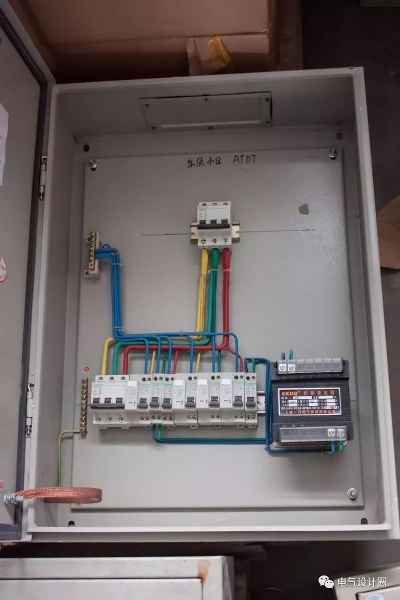 建筑電氣設計中如何確定配電箱體的尺寸？需要使用地圖集